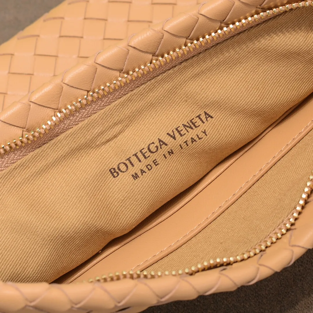 Bv 2022 new woven sheepskin handbag with woven fabric lining. This handbag continues the previous iconic weaving process. The leather is fine and genuine and feels very soft, and the overall shape is excellent. There are multiple card slots inside to store artifacts in an orderly manner. It looks casual, but it is the finishing touch to your whole body. Best choice for gifts or personal use. Size: 30cm, model: 80-2#